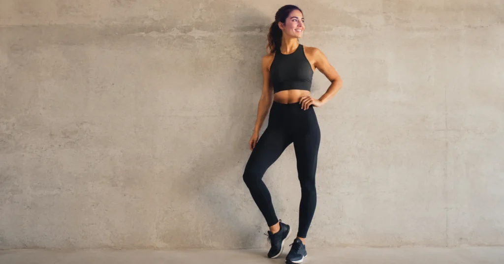Women’s gym outfits featuring high-waisted leggings and stylish activewear for workouts.