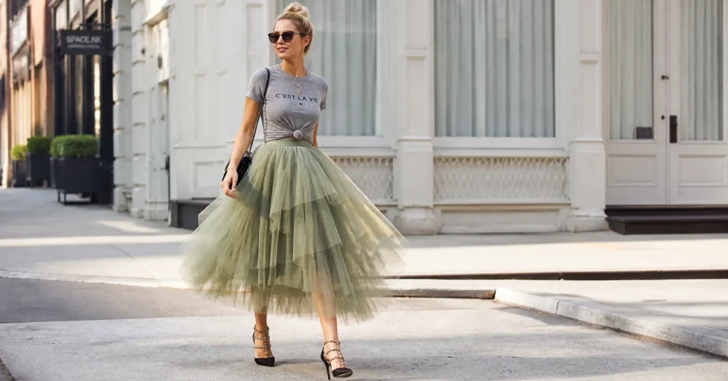 Carrie Bradshaw outfits inspired tulle skirt street style with playful fashion aesthetic